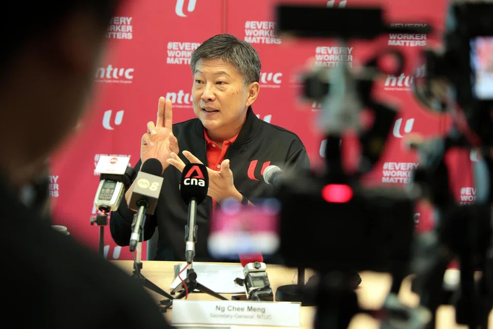 Setiausaha Agung NTUC, Encik Ng Chee Meng, memberi kemas kini tentang usaha kesatuan tersebut membantu golongan PME dalam sesi media di Pusat NTUC di One Marina Boulevard pada 25 April.