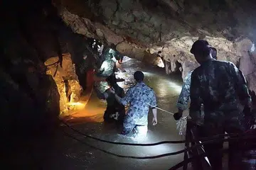OPERASI MENYELAMAT: Sepasukan penyelam Seal Tentera Laut Thailand sedang memeriksa gua Tham Luang yang dipenuhi air semasa operasi menyelamatkan anggota pasukan bola sepak dan jurulatih mereka yang terperangkap, pada 29 Jun lalu.