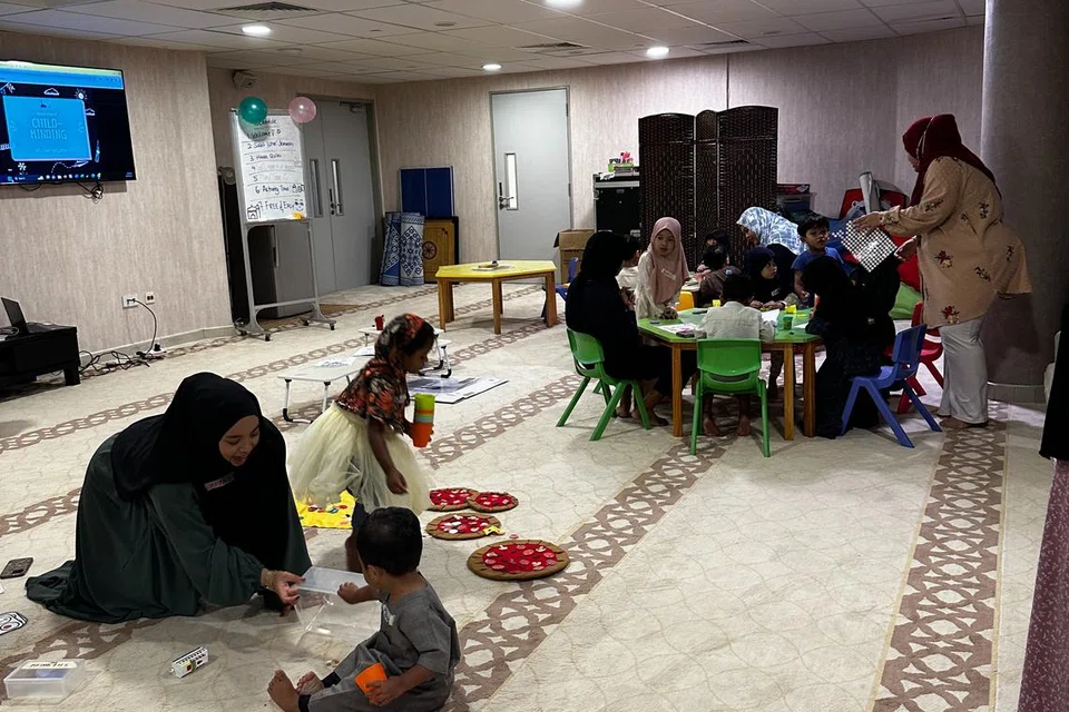 Untuk memastikan ibu bapa dapat menunaikan solat tarawih di masjid dengan tenang, tujuh masjid menyediakan khidmat penjagaan kanak-kanak agar mereka boleh solat tanpa risaukan tentang anak mereka.