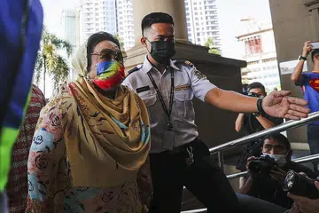 HADAPI TUDUHAN BERKAITAN PROJEK TENAGA SOLAR: Datin Seri Rosmah Mansor diiringi apabila tiba di Mahkamah Tinggi di Kuala Lumpur semalam. - Foto EPA-EFE