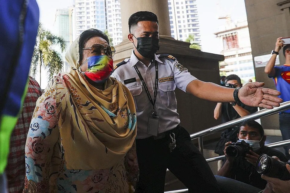 HADAPI TUDUHAN BERKAITAN PROJEK TENAGA SOLAR: Datin Seri Rosmah Mansor diiringi apabila tiba di Mahkamah Tinggi di Kuala Lumpur semalam. - Foto EPA-EFE