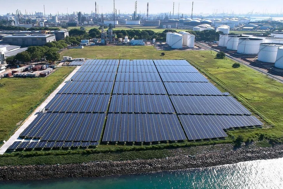 PROJEK PEMASANGAN SOLARLAND DI PULAU JURONG: Dikendalikan oleh JTC, kajian Ekonomi Pekeliling Pulau Jurong (Jice) menganalisis data mengenai sisa tenaga, air dan kimia dari 51 syarikat untuk mengenal pasti potensi sinergi yang dapat mengurangkan penggunaan sumber di peringkat sistem di pulau itu. - Foto fail
