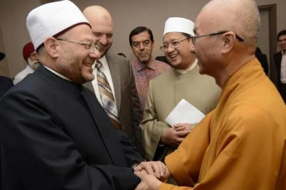 PEMIMPIN BERBILANG AGAMA: Sheikh Dr Shawki (kiri) berpeluang menemui pemimpin berbilang agama termasuk Venerable Sek Kwang Phing. Di belakang ialah (dari kanan) Mufti Dr Mohamed Fatris Bakaram, Haji Abdul Razak Hassan Maricar (Ketua Eksekutif Muis) dan Dr Ibrahim Negm (penasihat kanan Mufti Besar Mesir). - Foto MUIS