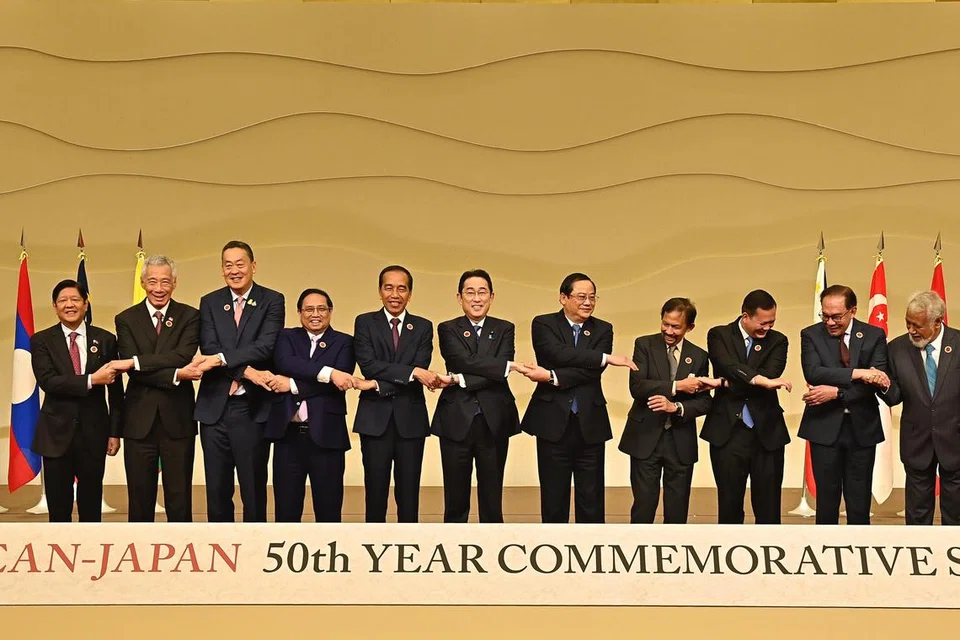 ERATKAN HUBUNGAN: Perdana Menteri, Encik Lee Hsien Loong (dua dari kiri) dan pemimpin negara Asean lain, kecuali Myanmar, bergambar bersama Perdana Menteri Jepun, Encik Fumio Kishida (tengah) sewaktu sidang puncak peringatan di Tokyo pada 17 Disember.