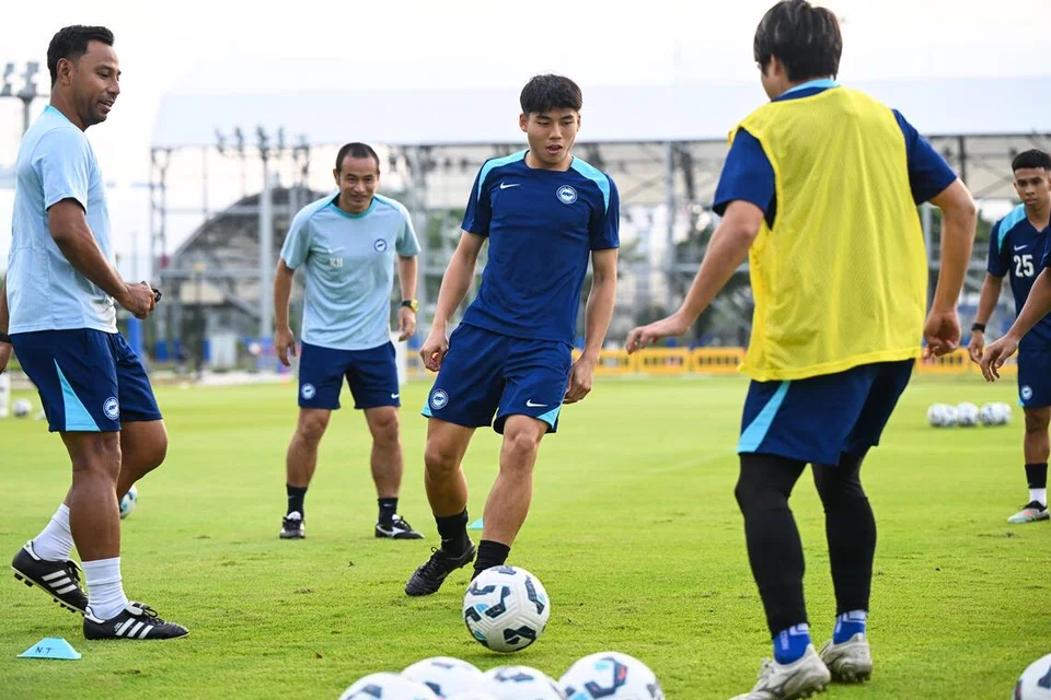 Jonan Tan (jersi biru), yang kini beraksi di kelab Portugal, FC Vizela, salah seorang pemain muda yang menerima panggilan mewakili skuad Singa buat julung-julung kalinya dalam tempoh perlawanan antarabangsa Fifa Oktober.