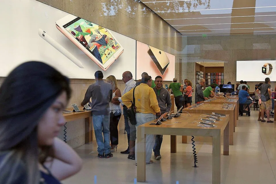 SAINGAN HEBAT: Para pelabur memberi reaksi negatif selepas syarikat Apple mengumumkan keuntungan lebih rendah bagi suku pertama tahun ini. - Foto AFP