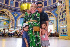 GEMBIRA DAPAT MELANCONG BERSAMA: Encik Sarhan Hamzah dan isteri, Cik Nazurah Effandi, bersama dua anak mereka - Cinta Safiyyah, lima tahun dan Nayel Rayan, empat tahun, ketika mereka sekeluarga bercuti ke Dubai baru-baru ini. - Foto-foto ihsan CIK NAZURAH EFFANDI
