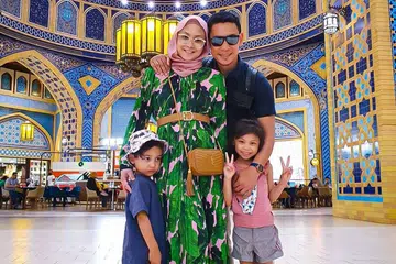 GEMBIRA DAPAT MELANCONG BERSAMA: Encik Sarhan Hamzah dan isteri, Cik Nazurah Effandi, bersama dua anak mereka - Cinta Safiyyah, lima tahun dan Nayel Rayan, empat tahun, ketika mereka sekeluarga bercuti ke Dubai baru-baru ini. - Foto-foto ihsan CIK NAZURAH EFFANDI