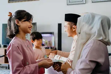 HARGAI WANG: Sempena sambutan Hari Raya Aidilfitri kanak-kanak mungkin dapat mengumpul banyak duit Raya dan akan terdorong untuk membeli barangan impian mereka. Justeru didikan tentang tabiat menabung dan menyediakan payung untuk hari hujan perlu diterapkan pada usia muda. - Foto hiasan ISTOCKPHOTO