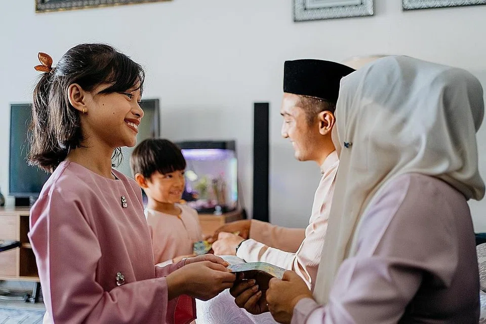 HARGAI WANG: Sempena sambutan Hari Raya Aidilfitri kanak-kanak mungkin dapat mengumpul banyak duit Raya dan akan terdorong untuk membeli barangan impian mereka. Justeru didikan tentang tabiat menabung dan menyediakan payung untuk hari hujan perlu diterapkan pada usia muda. - Foto hiasan ISTOCKPHOTO