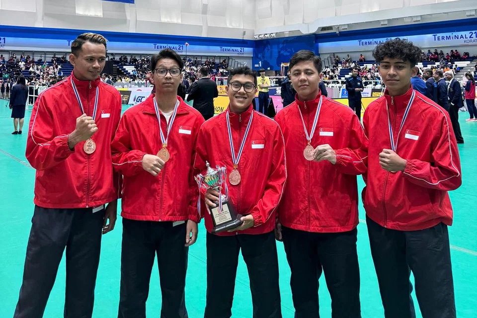 Pasukan regu lelaki sepak takraw Singapura yang terdiri daripada (dari kiri) Zaihirrman Zaharudin, Youri Adli Fathullah Ahmadi, Akmal Musyarraf Rostam, Muhammad Danish Irfan Muhamad Faizal dan Raziq Rosli memenangi pingat gangsa dalam Piala Raja Thai 2024 di Korat. 