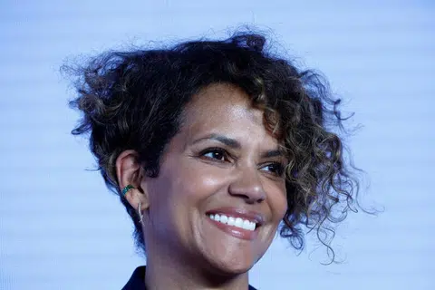 HALLE BERRY: Lebih peka soal kesihatan apabila meniti usia emas dan enggan dibelenggu bebanan penyakit.