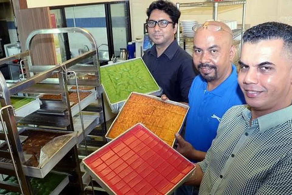 RATUSAN LOYANG TERJUAL: (Dari kiri) Syed Salim, Syed Hassan dan Syed Alwi Alsagoff menunjukkan antara kuih yang disediakan di Kakwan's Kitchen. - Foto-foto JOHARI RAHMAT 