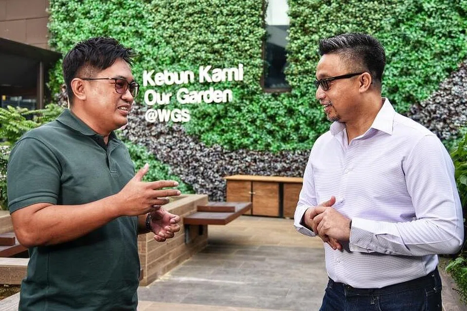 Foto fail sukarelawan M³, Encik Normanshah Md Sah (kiri) dan Md Fawzi Ishak. 