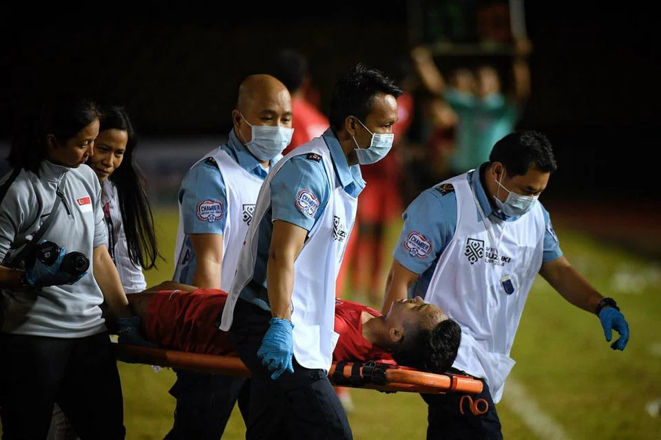 SAAT CEMAS: Faris Ramli diusung keluar padang semasa Singapura menentang Filipina. 