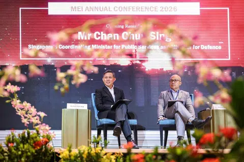 Menteri Pertahanan, Encik Chan Chun Sing (kiri), menyuarakan pandangannya semasa Persidangan Tahunan Institut Timur Tengah (MEI) 2026 di Hotel Orchard pada 23 Jun 2026, yang dikendalikan moderator, Profesor Joseph Liow dari Universiti Nasional Singapura (NUS). Dalam persidangan itu, Encik Chan menyentuh kesan konflik Iran terhadap keselamatan tenaga, ekonomi global dan kestabilan geopolitik dunia.