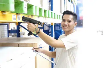 TEROKA WADAH LUAH PERASAAN: Selain menanam minat dalam bidang pengurusan rantaian bekalan, Encik Muhammad Ridznain Samsuri mencipta lagu dan menulis lirik apabila dilanda kemurungan dek masalah disleksia. - Foto IZWANDI AZMAN