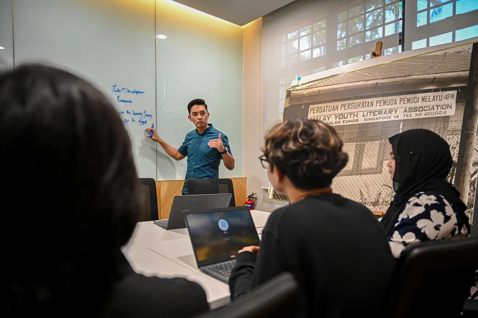 Pengarah Eksekutif Persatuan Persuratan Pemuda Pemudi Melayu (4PM), Encik Didicazli Ismail, berbincang dengan kakitangannya tentang beberapa program yang bakal dilancarkan sepanjang 2024.