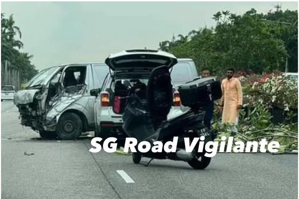 KEMALANGAN: Sebuah van terbabas dan merempuh pembahagi jalan di East Coast Parkway (ECP) pada 10 November.