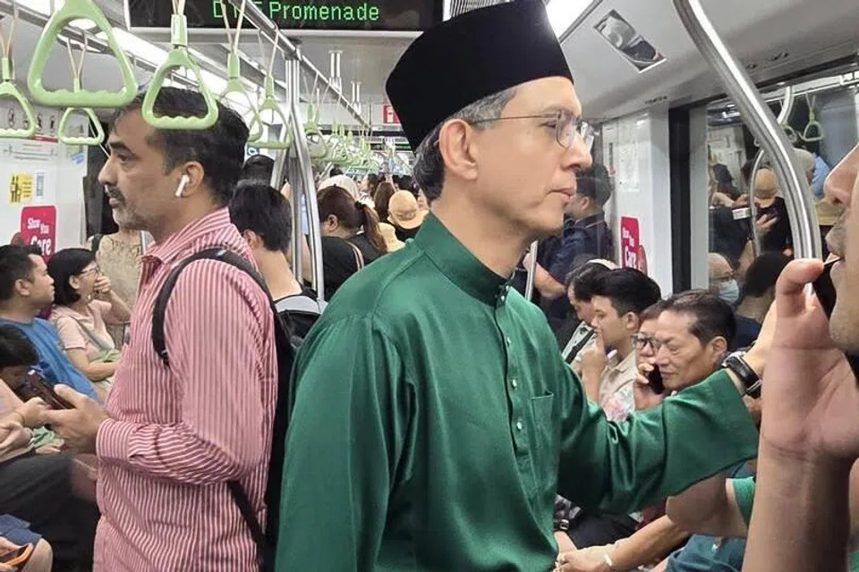 Pemangku Menteri Bertanggungjawab bagi Ehwal Masyarakat Islam merangkap Menteri Negara Kanan (Ehwal Dalam Negeri), Profesor Madya Dr Muhammad Faishal Ibrahim yang sedang berdiri dalam MRT, dalam perjalanan menuju ke Taman Warisan Melayu. Beliau memutuskan untuk menukar pengangkutan selepas berdepan dengan kesesakan teruk di jalan raya. 