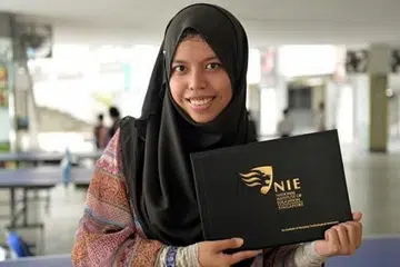 KONGSI PENGALAMAN: Cik Nur Syafinah Zainal sering mengongsi kisah keluarganya yang pernah hidup susah bersama pelajar bagi menggalak mereka untuk terus berusaha dan tidak berputus asa.