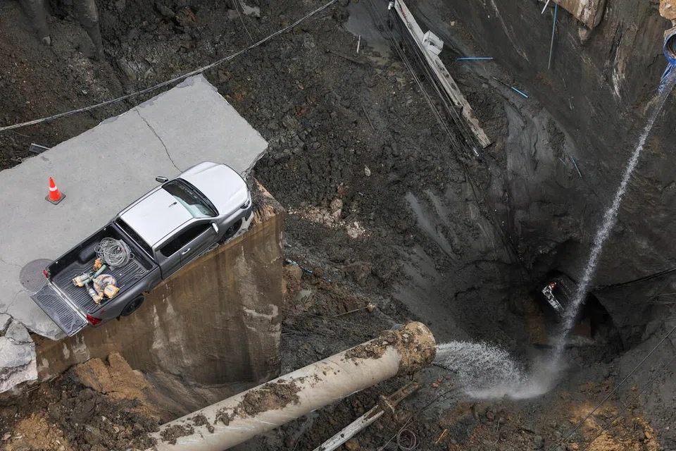 Gabenor  Bangkok, Chadchart Sittipunt melawat tapak kejadian di hadapan Hospital Vachira pada 26 September untuk meninjau operasi pembaikan. Sebuah kereta terperangkap di dalam lubang benam besar yang terbentuk di Jalan Samsen berhampiran Hospital Vachira, manakala sebuah lagi kenderaan berada di tepi jalan yang rosak, di Bangkok, Thailand, 24 September 2025