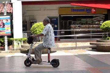 PANDANGAN AWAM: Panel Penasihat Mobiliti Aktif (AMAP) melancarkan tinjauan dalam talian semalam bagi mendapatkan pandangan sama ada pengguna alat mobiliti perlu mengemudi kenderaan mereka lebih perlahan daripada kelajuan maksimum 15 kilometer sejam yang kini dicadangkan. - Foto fail