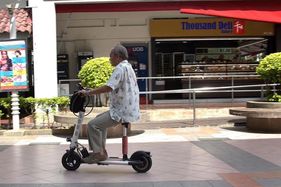 PANDANGAN AWAM: Panel Penasihat Mobiliti Aktif (AMAP) melancarkan tinjauan dalam talian semalam bagi mendapatkan pandangan sama ada pengguna alat mobiliti perlu mengemudi kenderaan mereka lebih perlahan daripada kelajuan maksimum 15 kilometer sejam yang kini dicadangkan. - Foto fail