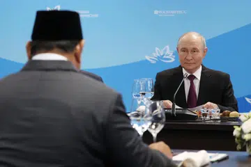 Presiden Russia, Encik Vladimir Putin (kanan), bertemu Presiden Indonesia, Encik Prabowo Subianto, di luar Forum Ekonomi Timur (EEF) ke-11 di Vladivostok, Russia, pada 3 September 2026. Pertemuan itu mencerminkan hubungan Jakarta-Moscow yang semakin rapat.