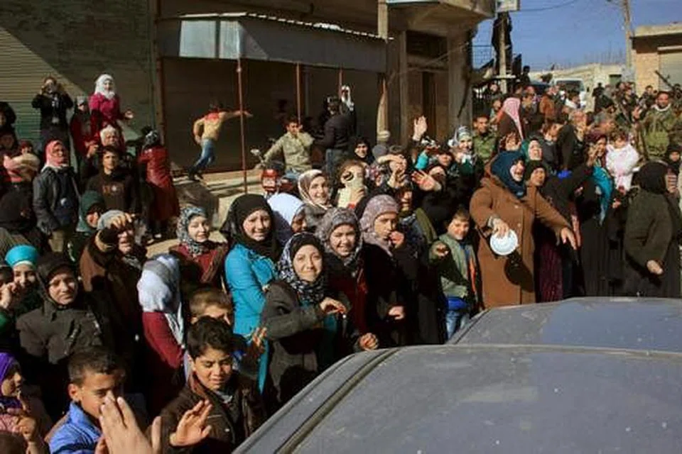 MASIH SOKONG PEMERINTAH: Penduduk Nubul dan al-Zahraa bersorak selepas bandar mereka dibebaskan daripada kepungan kumpulan pemberontak. - Foto REUTERS