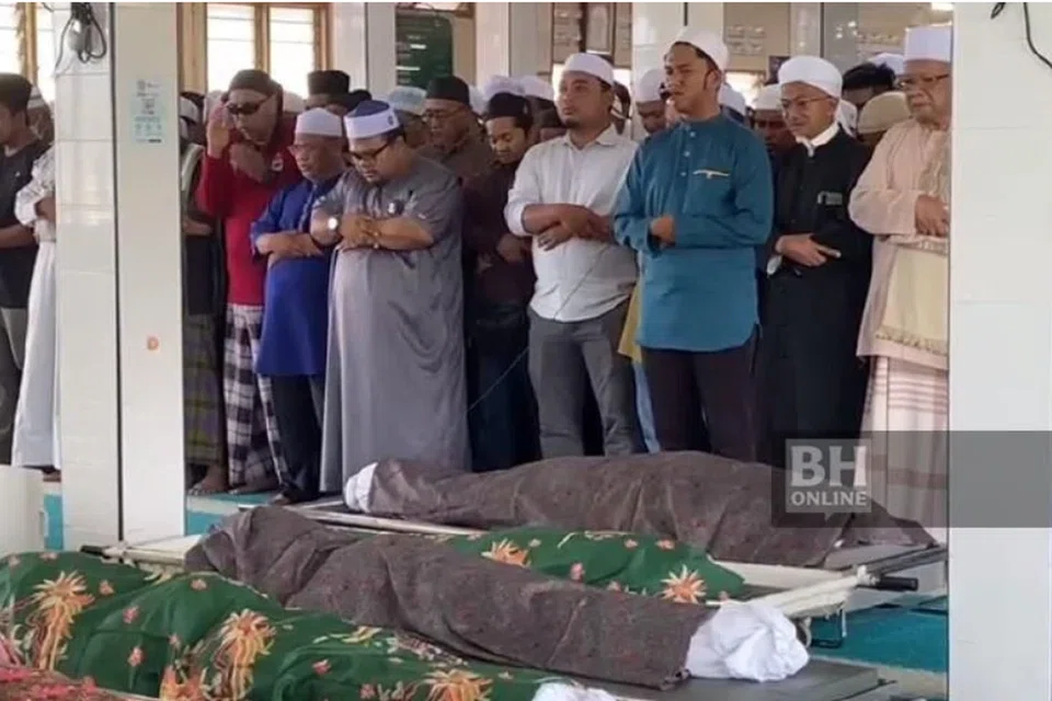 HILANG KELUARGA: Solat jenazah diimamkan oleh Abdul Rahman Amir Ruddin.
