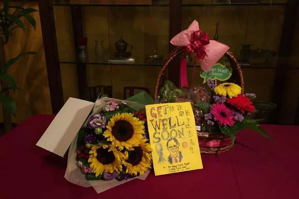 Sebuah meja disediakan di Muzium Warisan TTSH pada pagi Jumaat untuk orang ramai meletak hadiah mereka bagi Encik Heng Swee Keat. 