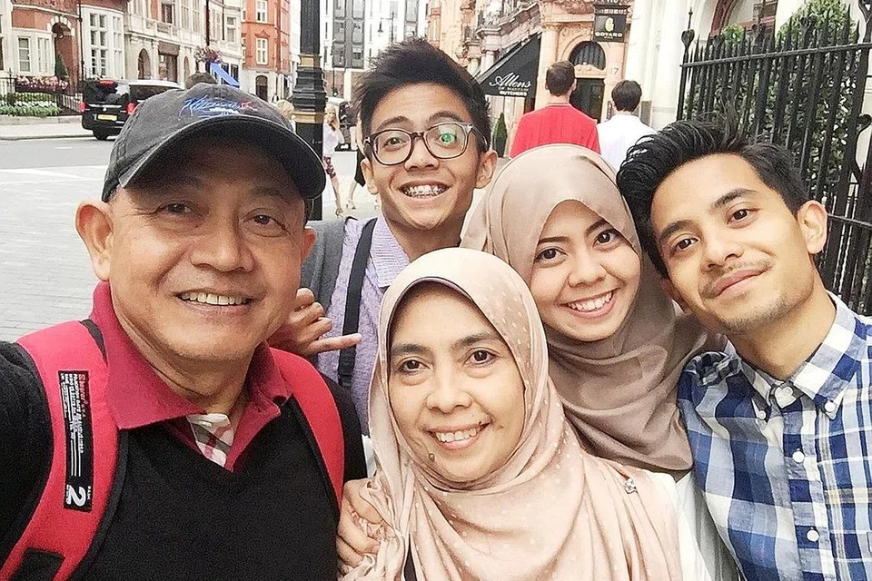MELANCONG SAMBIL TIMBA ILMU: Encik Mohd Aliffi Ismail dan isterinya, Cik Faezah Mohd Jaafar, bersama ketiga-tiga anak mereka - Encik Muhd Nabil, Encik Muhd Danial dan Cik Nur Qistina - semasa berkunjung ke London. - Foto ihsan MOHD ALIFFI ISMAIL