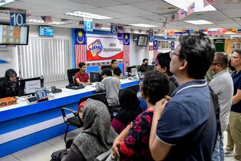Orang ramai memenuhi kaunter Jabatan Pendaftaran Negara di serata Malaysia untuk penggantian kad pengenalan atau MyKad sebelum pelaksanaan program Budi Madani RON95 (Budi95). 