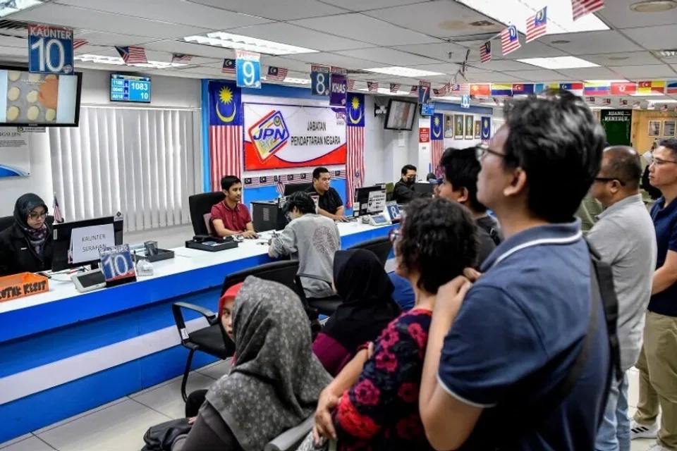 Orang ramai memenuhi kaunter Jabatan Pendaftaran Negara di serata Malaysia untuk penggantian kad pengenalan atau MyKad sebelum pelaksanaan program Budi Madani RON95 (Budi95). 