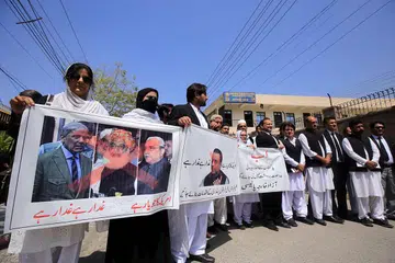 BANTAHAN: Sekumpulan peguam Pakistan, yang menyokong parti Pakistan Tehreek-e-Insaf (PTI), mengadakan bantahan terhadap parti pembangkang, yang mahu menggulingkan Presiden Imran Khan pada 5 April. - Foto EPA-EFE, REUTERS
