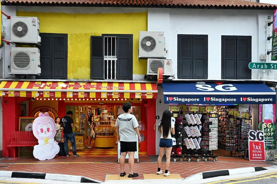 Pengamatan Berita Harian (BH) mendapati beberapa kedai tekstil dan kedai permaidani yang telah beroperasi selama bertahun-tahun lamanya di situ sudah tiada lagi, dan kini berganti dengan kedai baru, seperti kedai cenderahati (dalam gambar). Berdasarkan kiraan BH, terdapat sekurang-kurangnya lapan kedai cenderahati sepanjang Arab Street.