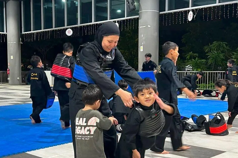 Ervika Trinny Kamarol Zaman dan anak sulungnya, Ilka Moenawir (kanan), berlatih silat bersama-sama dalam perguruan sama iaitu Cekak Serantau sejak pertengahan 2025.