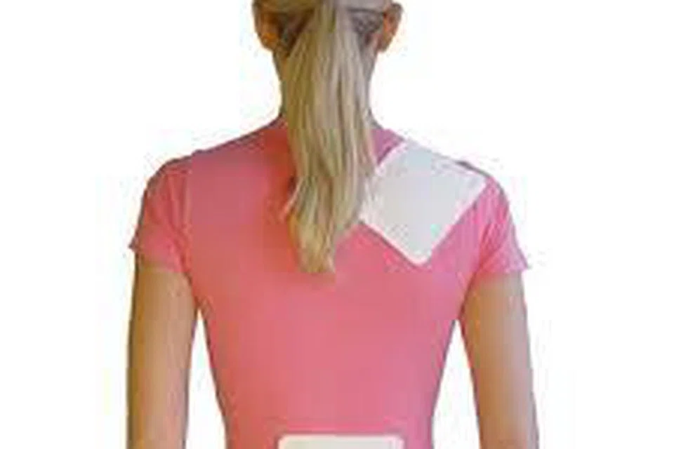 Menggunakan rawatan pelekat koyok untuk terapi sejuk atau panas.