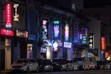 Jika pusat hiburan yang berubah operasi ini dibenarkan dibuka semula, mereka harus mematuhi langkah pengurusan selamat tambahan selain daripada yang dikenakan bagi sektor F&B, menurut pihak berkuasa. 