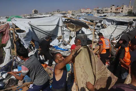 Penduduk Palestin, khemah agihan makanan, Mawasi, Khan Yunis, selatan Jaluran Gaza, Pertubuhan Bangsa-Bangsa Bersatu (PBB).