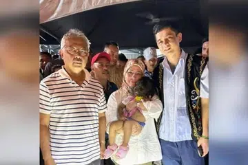 ‘PUTERI RAJA’: Yang di-Pertuan Agong Al-Sultan Abdullah dan Raja Permaisuri Agong Tunku Azizah Aminah bersama Missclyen Roland dan Tengku Mahkota Pahang, Tengku Hassanal Abdullah. 