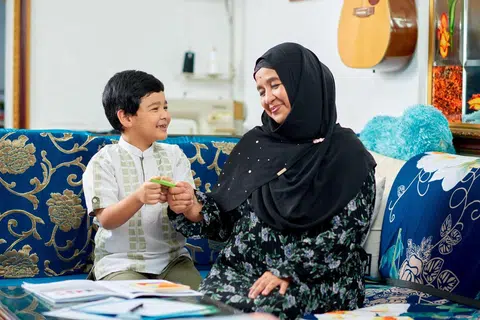 LEBIH YAKIN: KelasMateMatika (KMM) oleh Yayasan Mendaki telah membantu Cik Noreen Abdullah (kanan) membimbing pelajaran anak-anaknya di rumah.