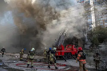 PADAMKAN KEBAKARAN: Anggota bomba memadamkan api selepas serangan dron dan peluru berpandu Russia terkena bangunan kediaman dan fasiliti kuasa di Kyiv. - Foto REUTERS