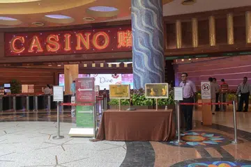 Pemerintah bersetuju tahun lalu melanjutkan lesen mengoperasikan kasino yang dipegang oleh Genting Singapore dan Las Vegas Sands sehingga 2030. 