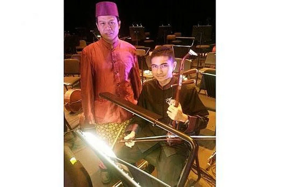 SEBAR CINTA MUZIK: Encik Bokhari menjadi 'jambatan' pertukaran budaya orkestra Cina Marsiling dan kumpulan angklung Bandung. Gambar ini menunjukkan konduktor Indonesia Encik Handoyo (kiri) dan warga Singapura yang juga pemain alat muzik 'erhu', Encik Muhammad Shafiq Iskandar Baharudin, dalam 'Love Across The Oceans' pada 2013. 
