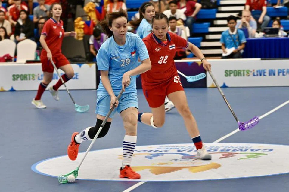 JEJAS KEMAJUAN: Pemain Singapura, Ong Swee Ling (kiri), mengatasi Woranu Kamonchanok dari Thailand dalam perlawanan akhir floorball wanita Sukan SEA di Kemboja pada Mei. 