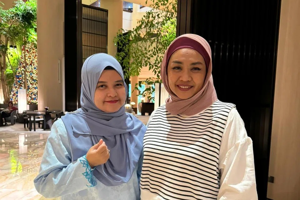 BERSAMA LIZA HANIM: Penulis mengabadikan kenangan dalam foto bersama artis yang sangat dikaguminya.