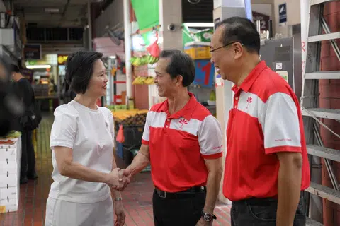 Menteri Negara (Pendidikan merangkap Tenaga Manusia) yang juga Anggota Parlimen SMC Marymount daripada Parti Tindakan Rakyat (PAP), Cik Gan Siow Huang, bertembung dengan setiausaha agung Parti Kemajuan Singapura (PSP), Encik Leong Mun Wai (tengah), dan seorang anggota parti itu, Encik Jeffrey Khoo, semasa lawatan mereka ke Bishan Street 22 pada 12 April.