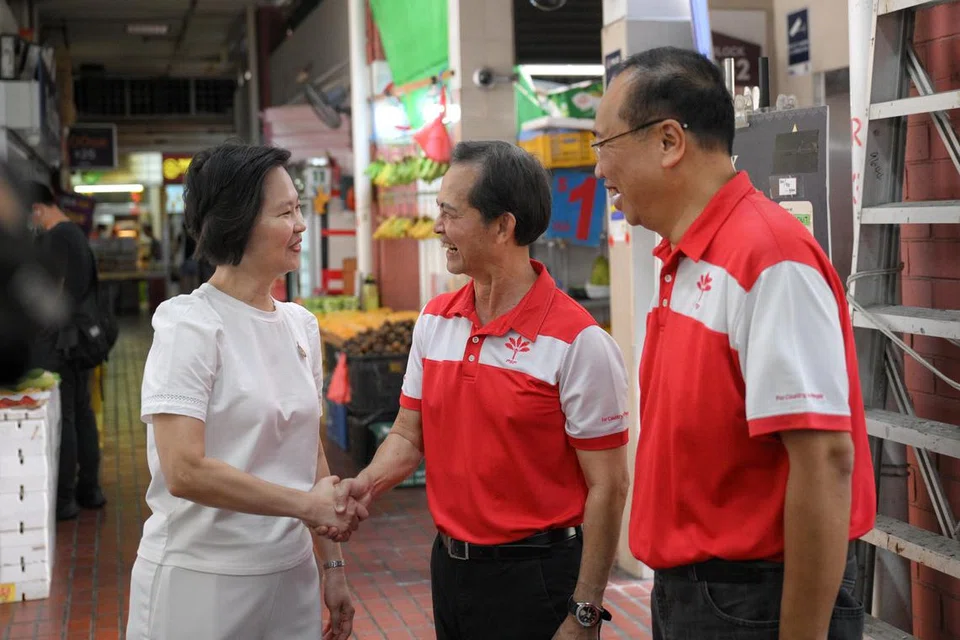 Menteri Negara (Pendidikan merangkap Tenaga Manusia) yang juga Anggota Parlimen SMC Marymount daripada Parti Tindakan Rakyat (PAP), Cik Gan Siow Huang, bertembung dengan setiausaha agung Parti Kemajuan Singapura (PSP), Encik Leong Mun Wai (tengah), dan seorang anggota parti itu, Encik Jeffrey Khoo, semasa lawatan mereka ke Bishan Street 22 pada 12 April.